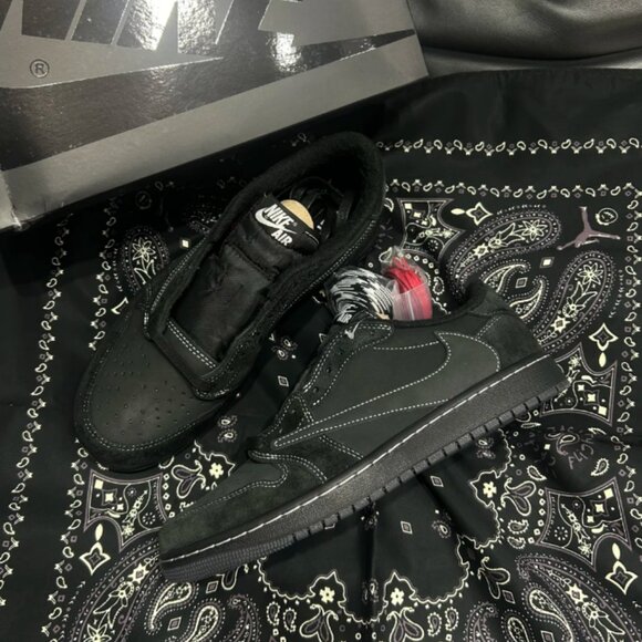 Nike Men's Black and White Sneakers with Red Accents - Picture 1 of 4